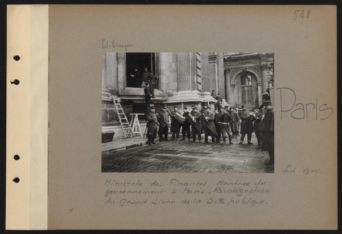 Paris. Ministère des finances. Rentrée du gouvernement à Paris. Réintégration du Grand Livre de la Dette publique
