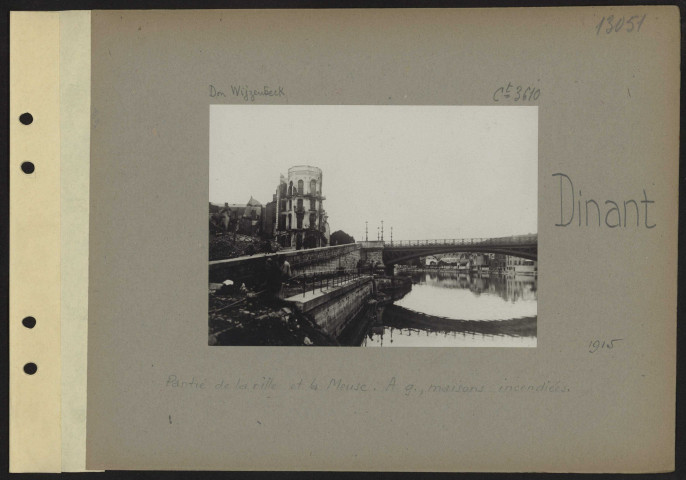 Dinant. Partie de la ville et la Meuse. À gauche, maisons incendiées
