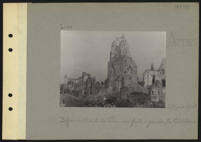 Arras. Beffroi et hôtel de ville. Au fond, à gauche, la cathédrale