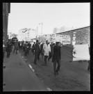 Manifestation pour la libération des « insoumis » : un reporter anglais blessé à la Roquette. Un portrait de Pétain abandonné dans la rue. Rencontre avec le Père Louvel