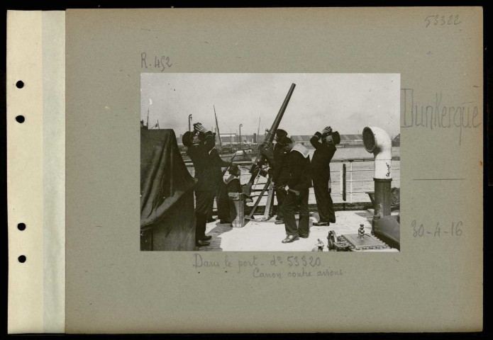 Dunkerque. Dans le port. A bord du navire amiral "Rouen", paquebot transformé en navire de guerre. Canon contre avions