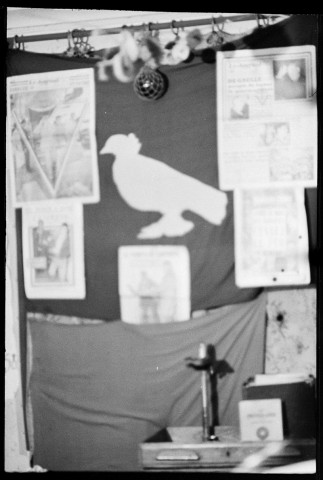 Rencontre avec Laurent Terzieff. Sur un mur, diverses affiches en rapport avec le travail d'Élie Kagan : ses poèmes, ses photographies du 17 octobre 1961, son portrait