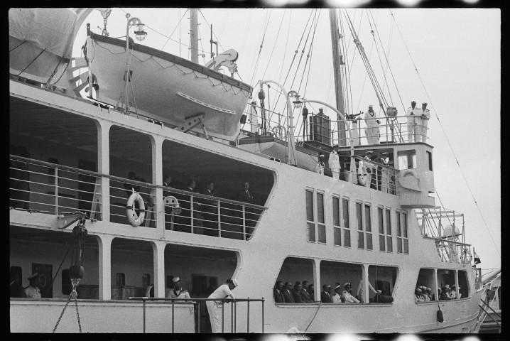 Arrivée de Nasser à Alger sur son bateau qui avec Ben Bella salue la foule et défile dans les rue