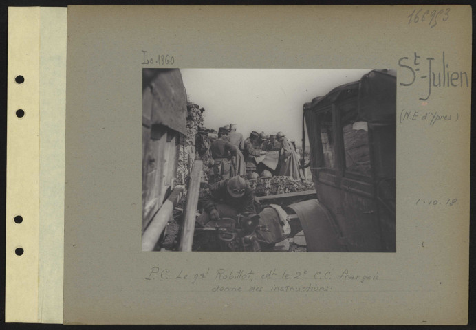 Saint-Julien (nord-est d'Ypres). PC. Le général Robillot, commandant le deuxième CC français, donne des instructions