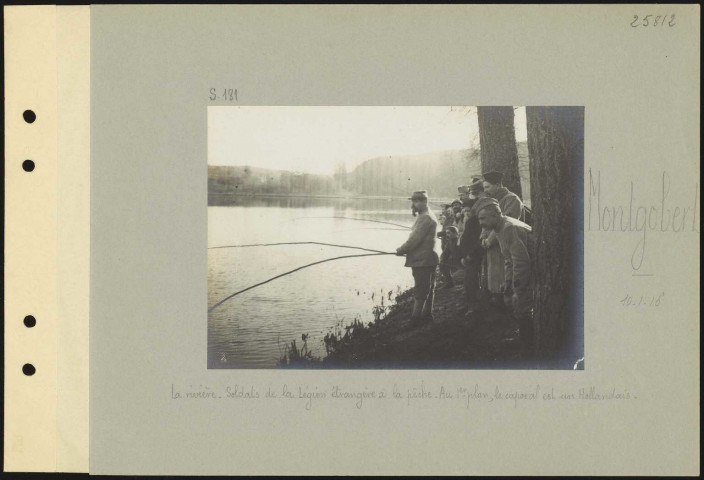 Montgobert. La rivière. Soldats de la légion étrangère à la pêche. Au premier plan, le caporal est un hollandais