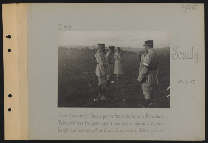 Souilly. Camp d'aviation. Revue par le roi d'Italie et le président Poincaré des troupes ayant combattu devant Verdun. Le général Guillaumat commandant la 2e armée qui vient d'être décoré