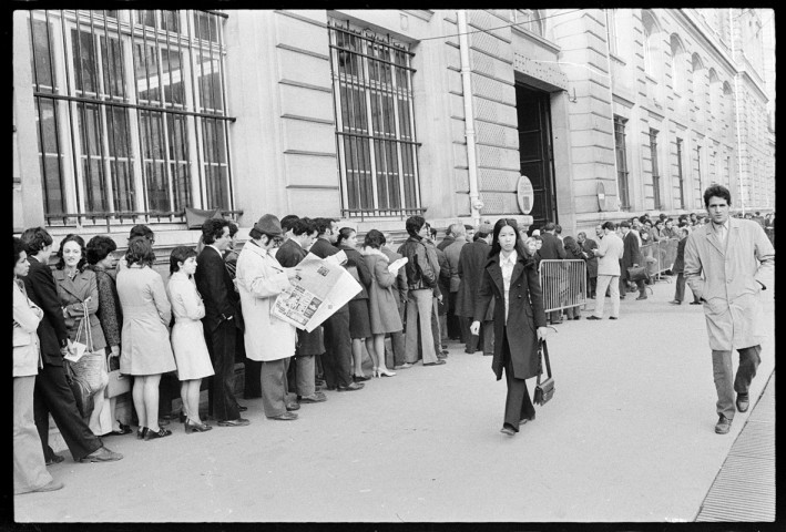 Queue devant la préfecture de police : entrée dédiée aux étrangers. Scènes de rue à Paris