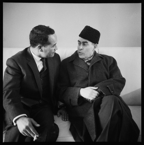 Reportage représentant Caïd Ahmed Francis dit Slimane, Ministre du tourisme et de l'enseignement algérien ainsi que Djibo Bakary, homme politique nigérien en exil