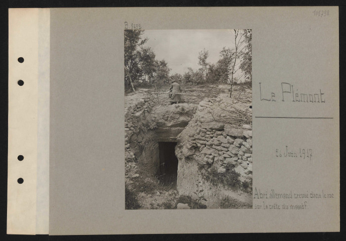 Le Plémont. Abri allemand creusé dans le roc sur la crête du massif