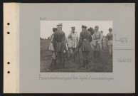 Lagny. Remise de décorations par le général Pétain : le général et les correspondants de guerre