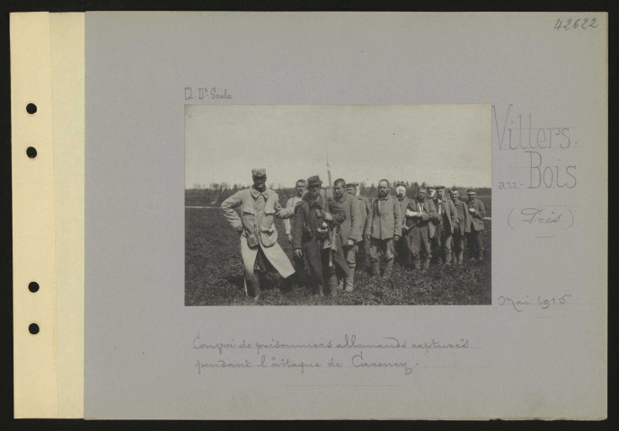 Villers-au-Bois (près). Convoi de prisonniers allemands capturés pendant l'attaque de Carency