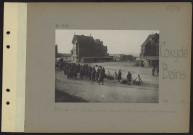 Coxyde-Bains. Villas. Au premier plan, fusiliers-marins français prêts à monter aux tranchées