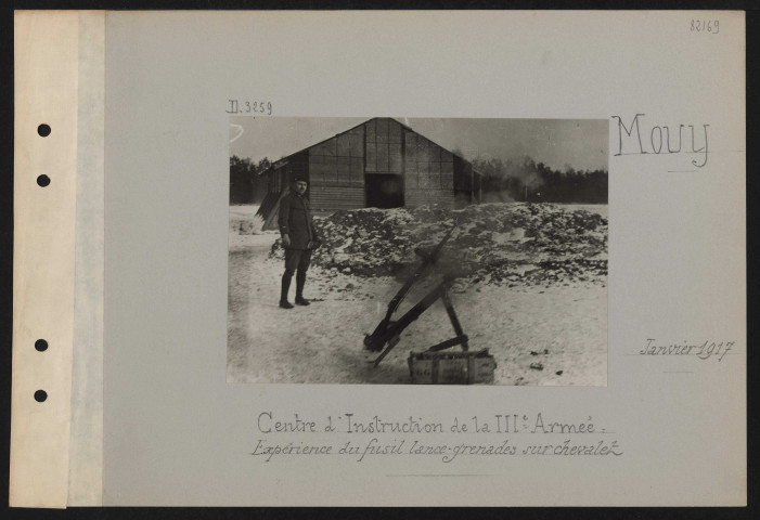 Mouy. Centre d'instruction de la IIIe armée : expérience du fusil lance-grenades sur chevalet