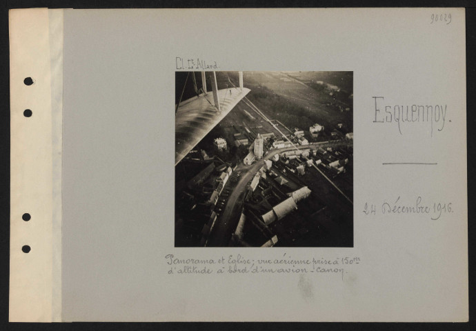 Esquennoy. Panorama et église ; vue aérienne prise à 150 mètres d'altitude à bord d'un avion-canon