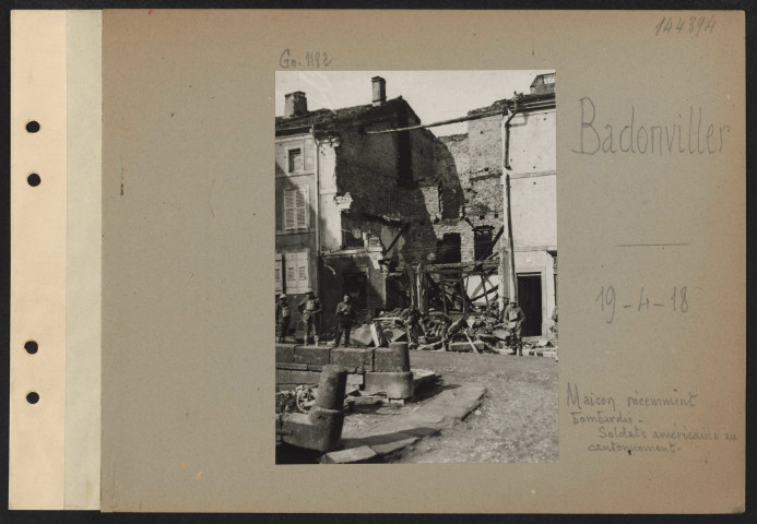 Badonviller. Maison récemment bombardée. Soldats américains au cantonnement