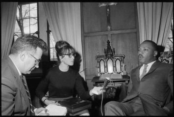 Photo de Martin Luther King interviewé par une journaliste