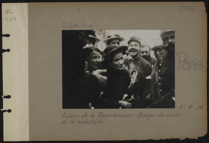 Paris. Avenue de la Bourdonnais. Groupe de civils et de mobilisés