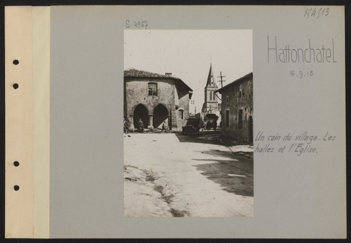Hattonchâtel. Un coin du village. Les halles et l'église