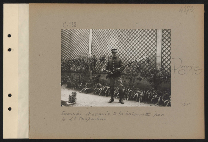 Paris. Exercices d'escrime à la baïonnette par le lieutenant Carpentier