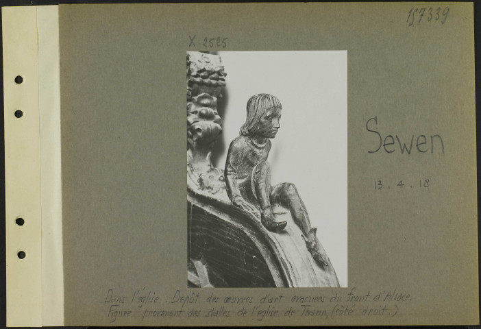 Sewen. Dans l'église. Dépôt des œuvres d'art évacuées du front d'Alsace. Figure provenant des stalles de l'église de Thann, (côté droit)