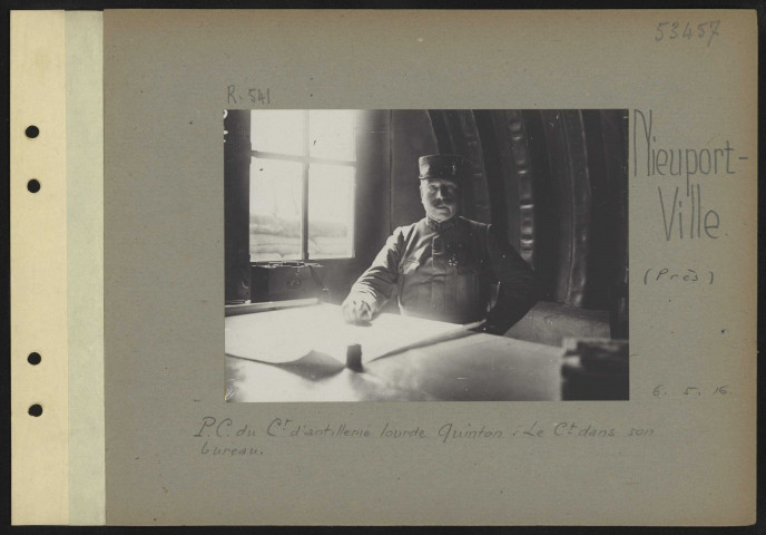 Nieuport-Ville (près). PC du commandant d'artillerie lourde Quinton. Le commandant dans son bureau