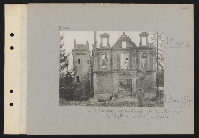 Dives. Destructions systématiques par les Allemands : le château incendié ; la façade
