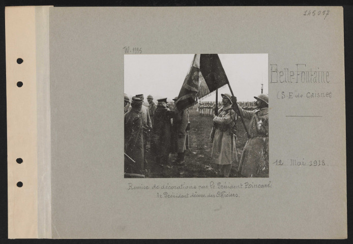 Belle-Fontaine (sud-est de Caisnes). Remise de décorations par le président Poincaré : le président décore des officiers