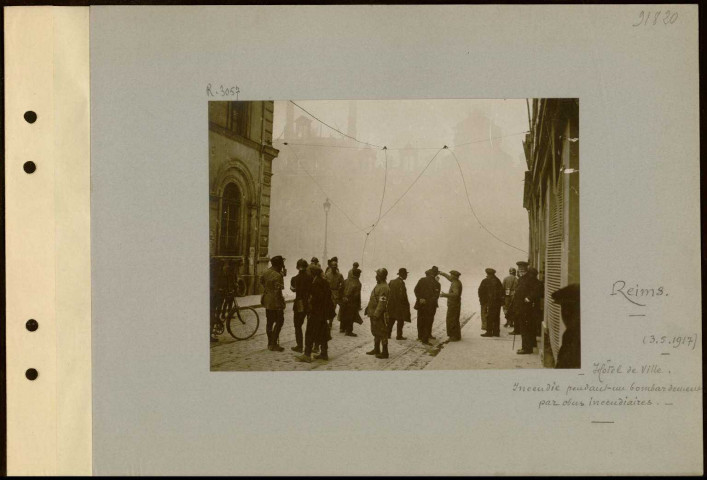 Reims. Hôtel de ville. Incendie pendant un bombardement par obus incendiaires