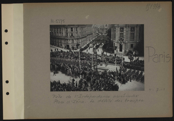 Paris. Fête de l'indépendance américaine. Place d'Iéna. Le défilé des troupes