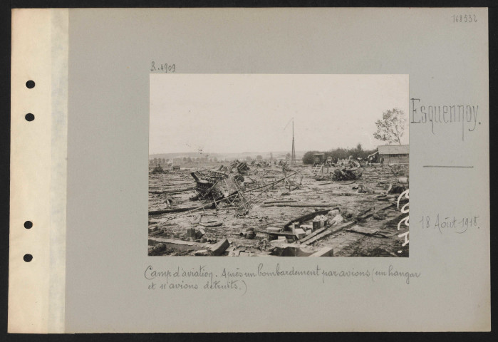 Esquennoy. Camp d'aviation. Après un bombardement par avions (un hangar et onze avions détruits)