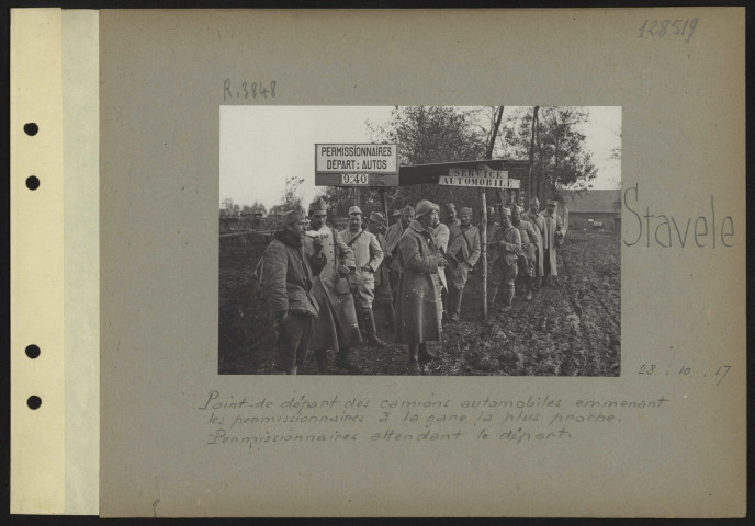 Stavele. Point de départ des camions-automobiles emmenant les permissionnaires à la gare la plus proche. Permissionnaires attendant le départ