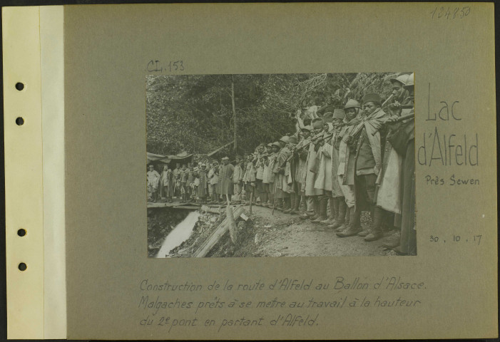 Lac d'Alfeld (Près Sewen). Construction de la route d'Alfeld au Ballon d'Alsace. Malgaches prêts à se mettre au travail à la hauteur du deuxième pont en partant d'Alfeld