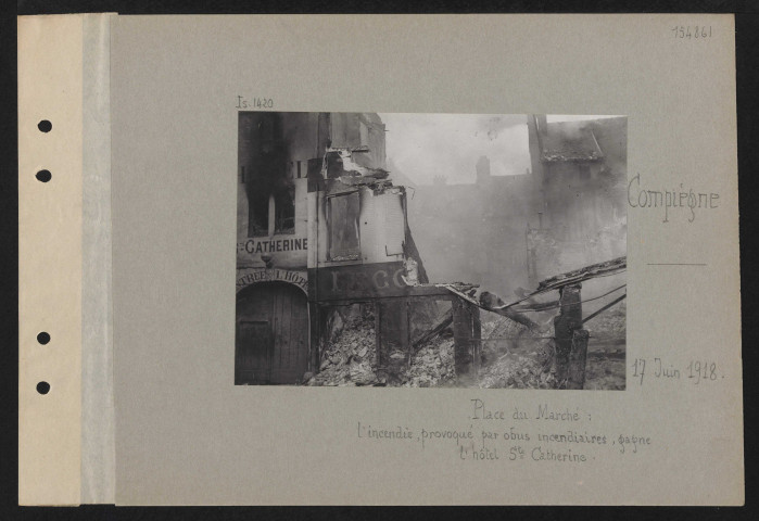 Compiègne. Place du marché : l'incendie, provoqué par obus incendiaires, gagne l'hôtel Sainte-Catherine