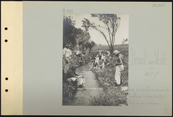 Breuil-sur-Vesle. Camp de tirailleurs annamites. Tirailleurs à leur toilette, le long d'un ruisseau