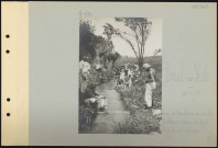Breuil-sur-Vesle. Camp de tirailleurs annamites. Tirailleurs à leur toilette, le long d'un ruisseau