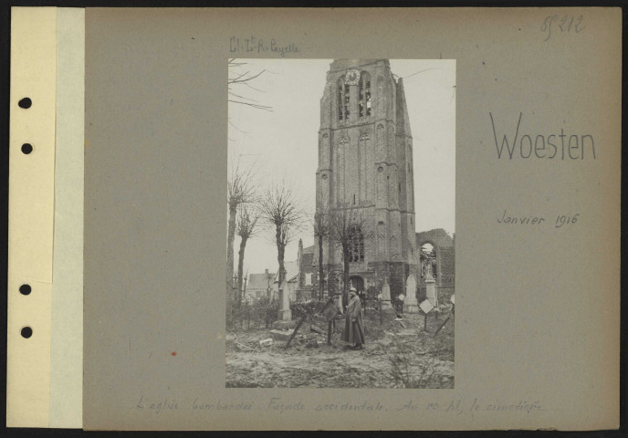 Woesten. L'église bombardée. Façade occidentale. Au premier plan, le cimetière