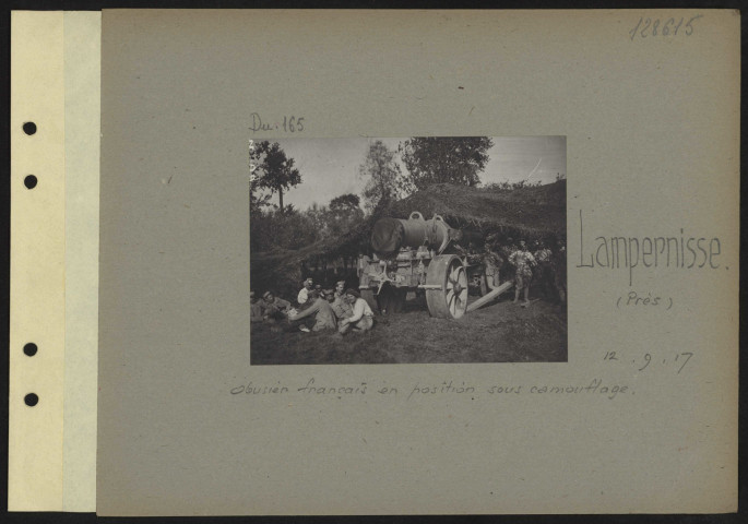 Lampernisse (près). Obusier français en position sous camouflage