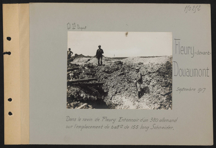 Fleury-devant-Douaumont. Dans le ravin de Fleury. Entonnoir d'un 380 allemand sur l'emplacement de batterie de 155 long Schneider