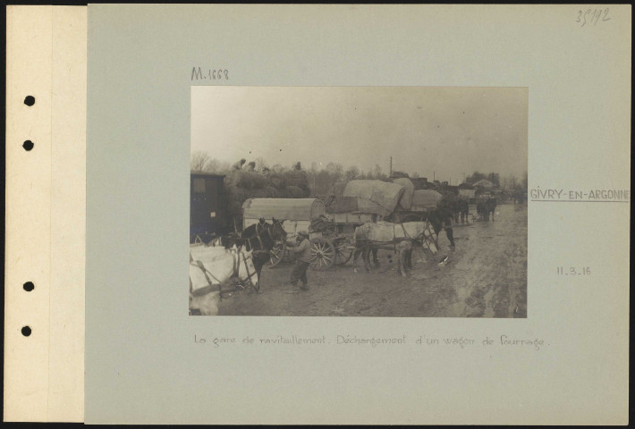 Givry-en-Argonne. La gare de ravitaillement. Déchargement d'un wagon de fourrage