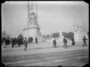 [Statue du pont Alexandre III, La France de la Renaissance de Jules-Félix Coutan et Un lion conduit par un enfant de Jules Dalou]
