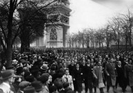 Les émouvantes cérémonies de l'Armistice à Paris. Sous-Titre : L'innombrable défilé des Anciens Combattants à l'Arc de Triomphe. Le défilé des Croix de Feu.