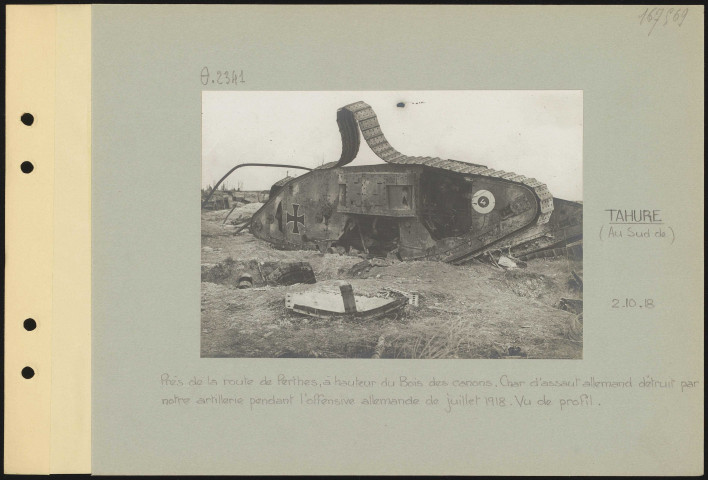 Tahure (au sud de). Près de la route de Perthes, à hauteur du Bois des canons. Char d'assaut allemand détruit par notre artillerie pendant l'offensive allemande de juillet 1918. Vu de profil