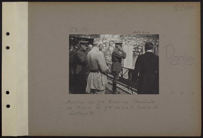 Paris. Arrrivée du général Pershing. Cimetière de Picpus. Le général salue la tombe de Lafayette