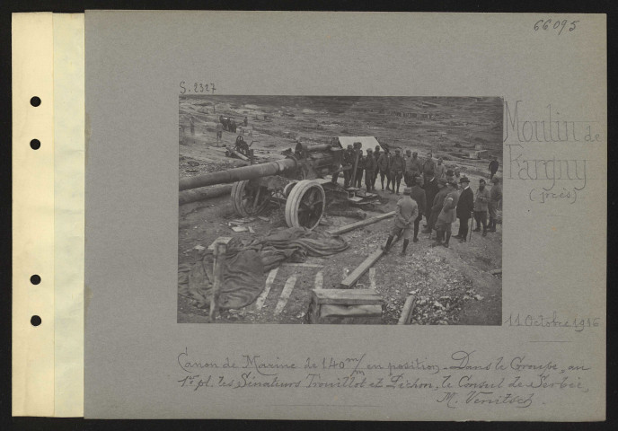 Moulin de Fargny (près). Canon de marine de 140 mm en position. Dans le groupe, au premier plan les sénateurs Trouillot et Pichon, le consul de Serbie, monsieur Venitsch