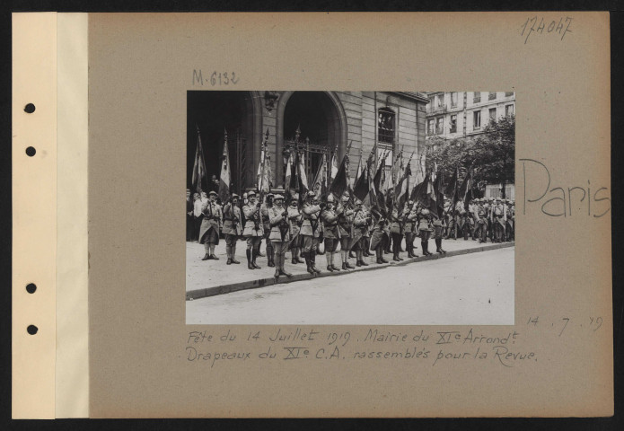 Paris. Fête du 14 juillet 1919. Mairie du XIe arrondissement. Drapeaux du XIe CA rassemblés pour la revue