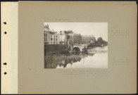 Sedan. Le pont sur la Meuse détruite. Sous l'arche intacte un bateau échoué par l'explosion