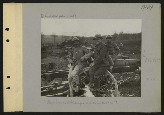 Amiens (près). Artilleurs français et britanniques assis sur un canon de 75