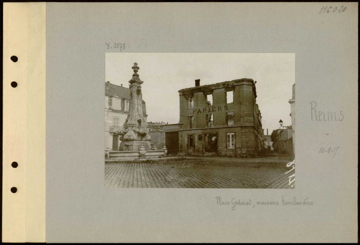 Reims. Place Godinot ; maisons bombardées