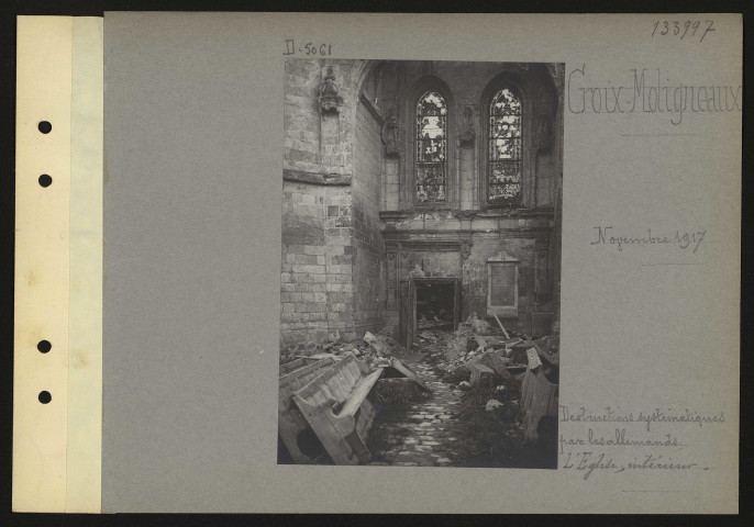 Croix-Moligneaux. Destructions systématiques par les Allemands ; l'église, intérieur