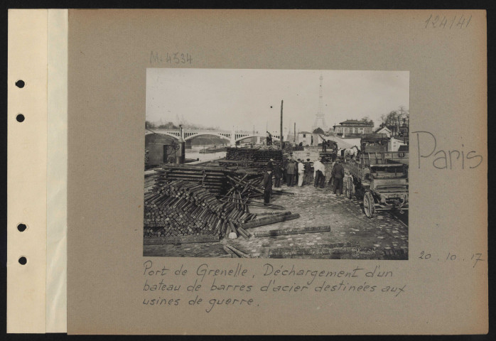 Paris. Port de Grenelle. Déchargement d'un bateau de barres d'acier destinées aux usines de guerre